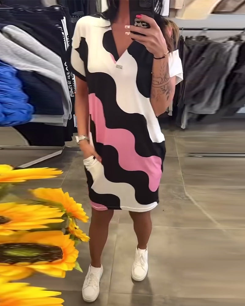 Šaty s výstrihom do V a vlnitým vzorom-SK