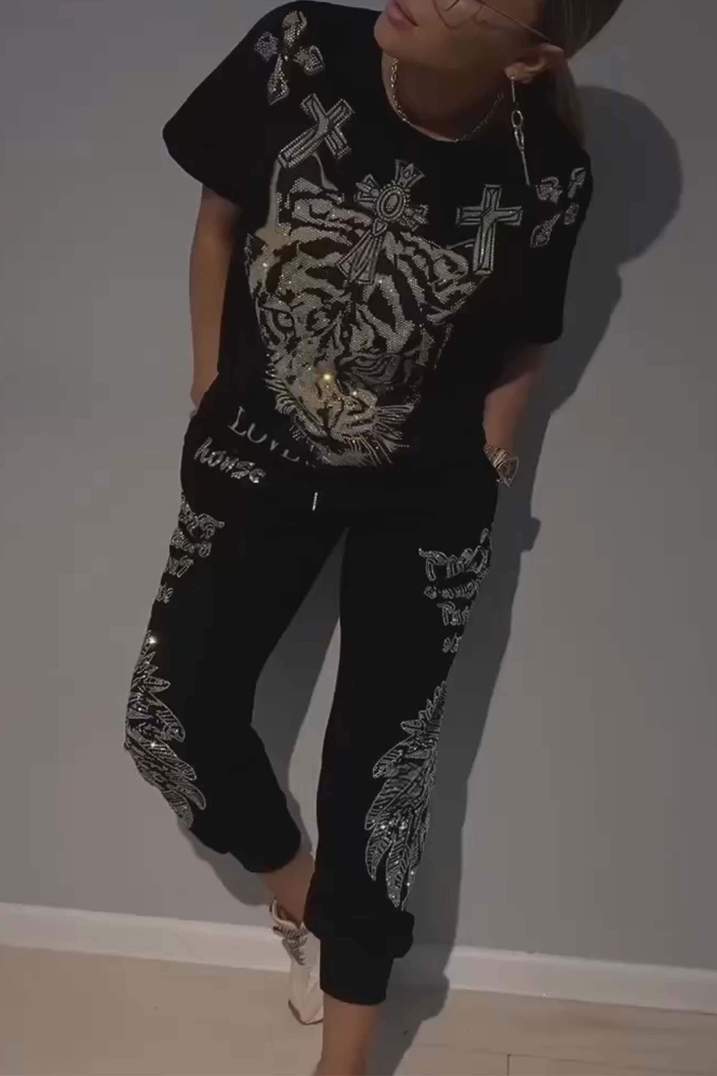 Moteriškas dviejų dalių komplektas: palaidinė ir kelnės su moderniu rombo raštu-LT