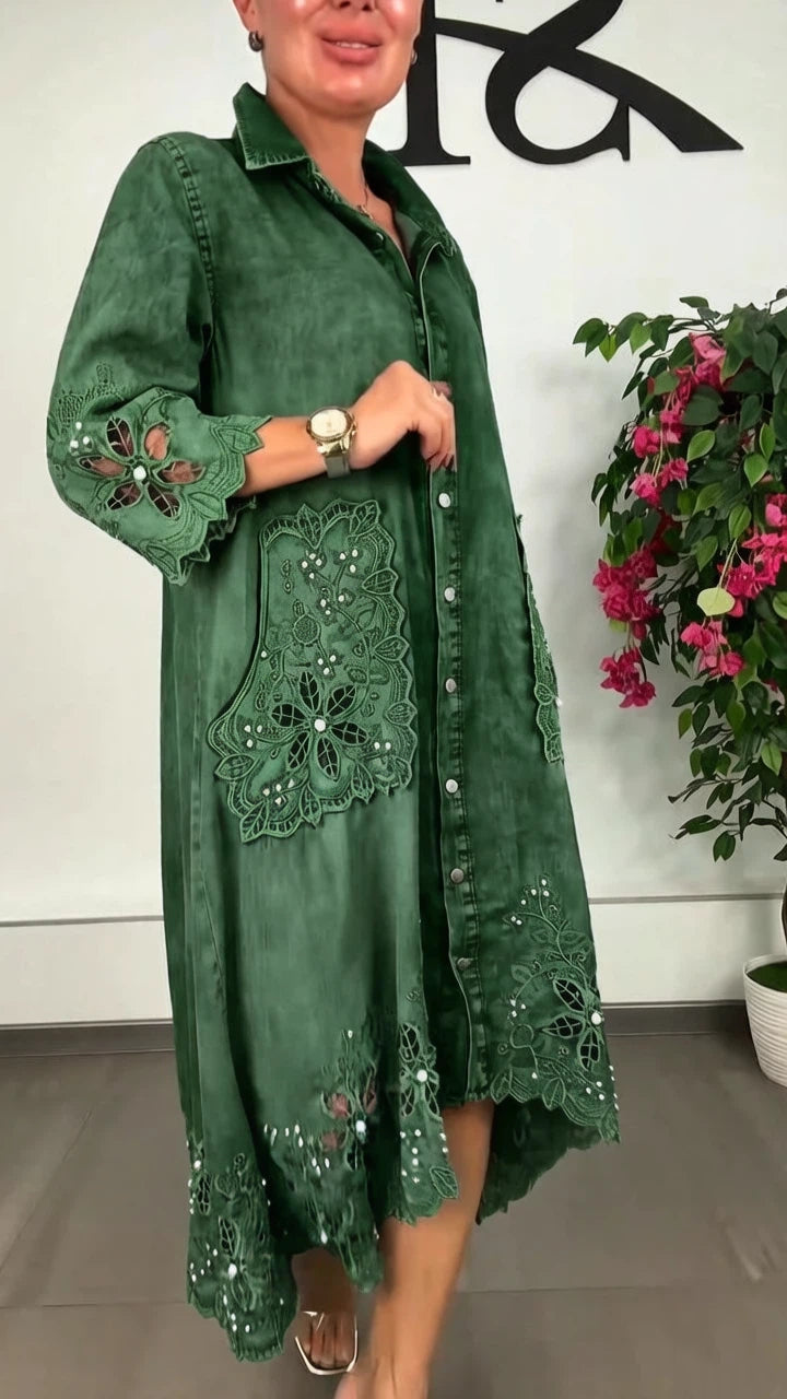 Elegancka sukienka damska z haftowanym kołnierzykiem i dżinsami