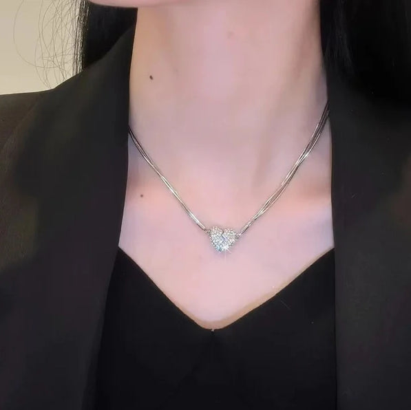 Elegantiškas karoliai, putojantis - "Magnetinė širdis"-LT