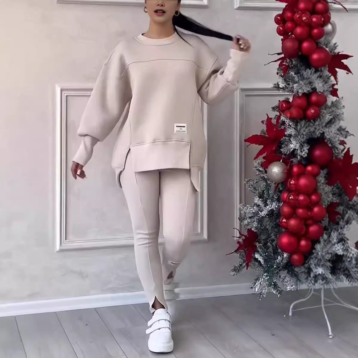 Netaisyklingo stiliaus komplektas, kurį sudaro ilgarankovis margintas džemperis ir tamprės.-LT