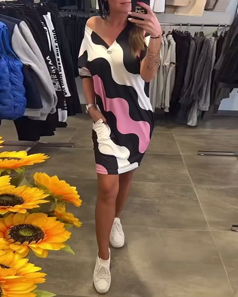 Šaty s výstrihom do V a vlnitým vzorom-SK