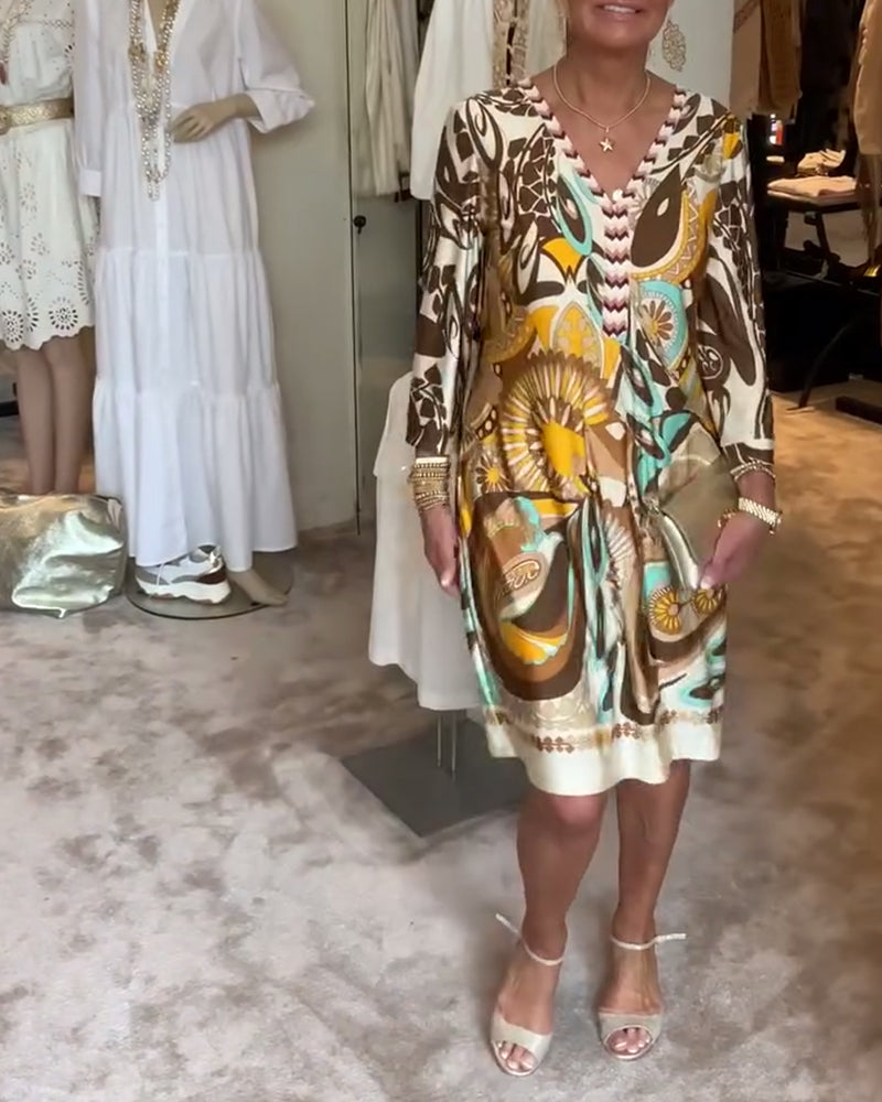 Laisvalaikio suknelė V formos iškirpte ir vintažiniu raštu-LT