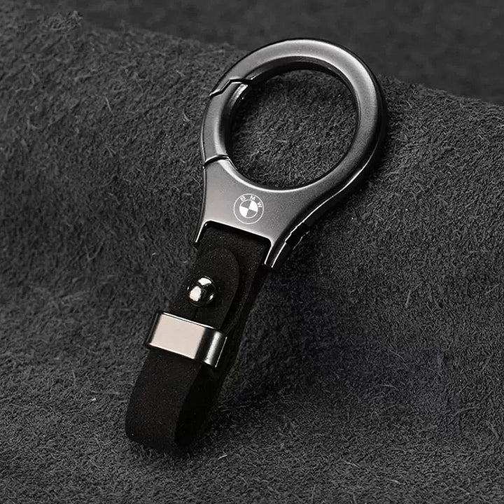 Ζεστές εκπτώσεις ✨50% ΕΚΠΤΩΣΗ ✨Απλό μπρελόκ με σουέτ και λογότυπο αυτοκινήτου-GR