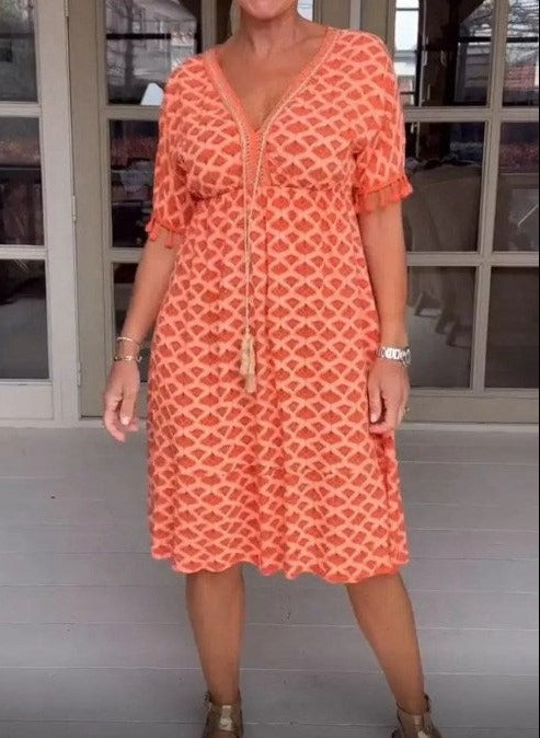 🔥Midi šaty s výstrihom do V a potlačou na rubínových rukávoch