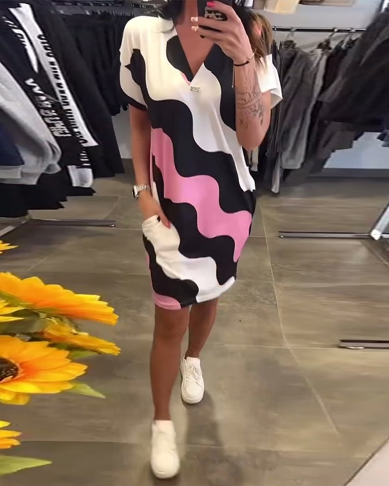 Šaty s výstrihom do V a vlnitým vzorom-SK