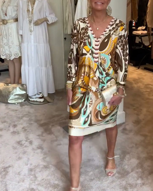 Ležérne šaty s výstrihom do V s vintage potlačou-SK