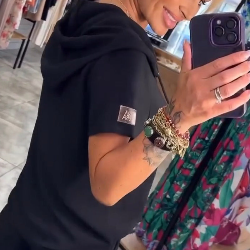 Palaidinė su gobtuvu ir V formos iškirpte, trumpomis rankovėmis, kelnėmis, dviejų dalių komplektas-LT