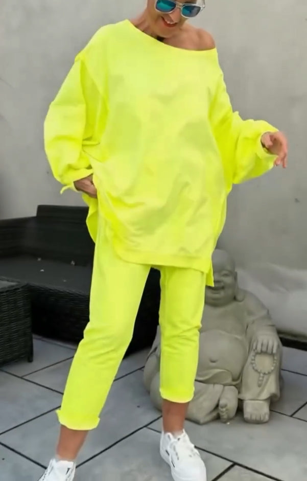 Γυναικείο καλοκαιρινό casual κοστούμι με στρογγυλή λαιμόκοψη, ανοιχτόχρωμο και σκίσιμο-GR