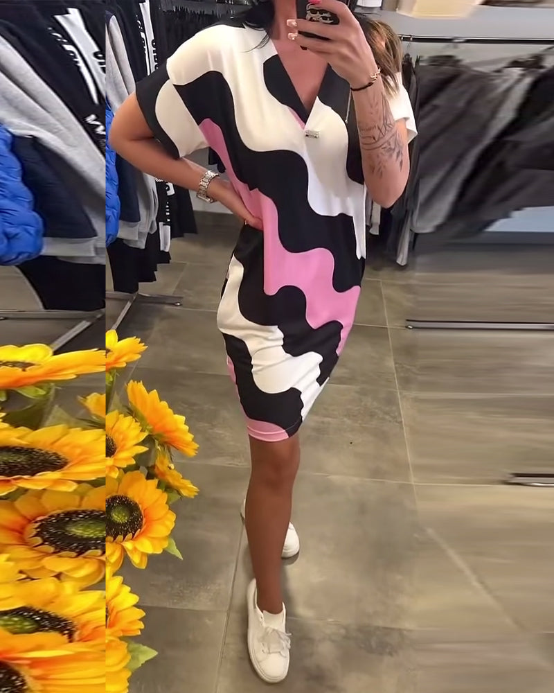 Šaty s výstrihom do V a vlnitým vzorom-SK