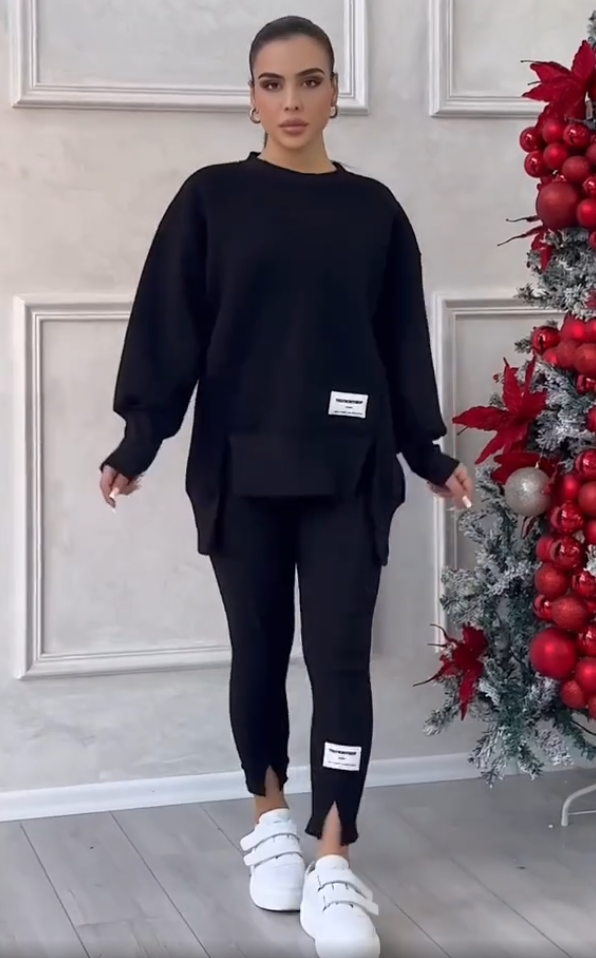 Netaisyklingo stiliaus komplektas, kurį sudaro ilgarankovis margintas džemperis ir tamprės.-LT