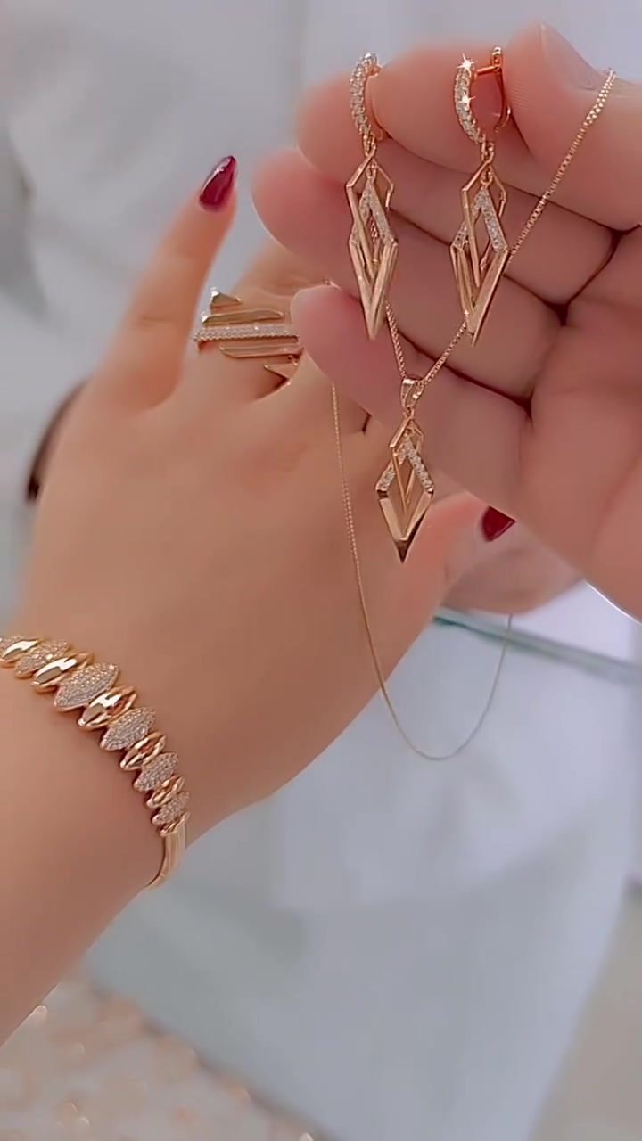 Stilingas ir universalus rinkinys, susidedantis iš trijų dalių: apyrankės, žiedo ir kaklo papuošalo.-LT