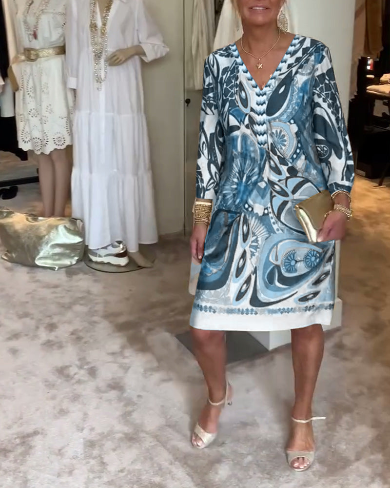 Ležérne šaty s výstrihom do V s vintage potlačou-SK