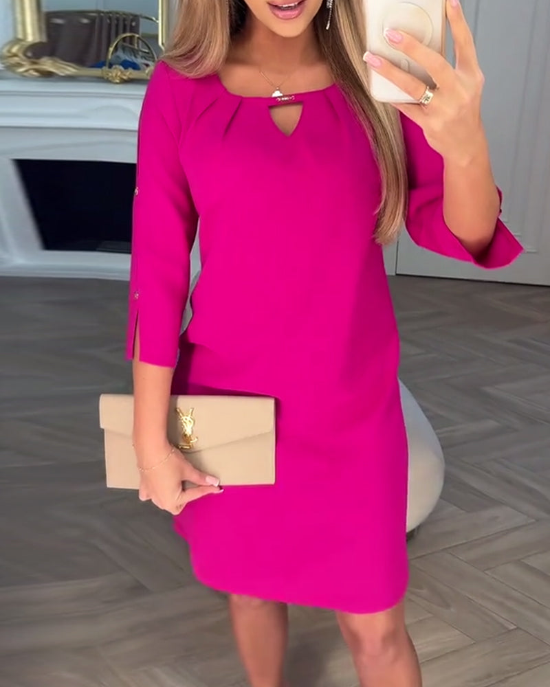 Elegantiška, vienspalvė, paprasta V formos suknelė.-LT