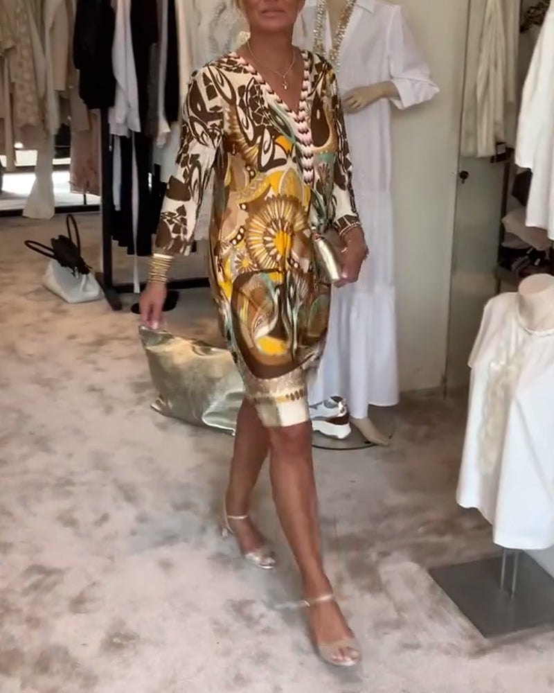 Laisvalaikio suknelė V formos iškirpte ir vintažiniu raštu-LT