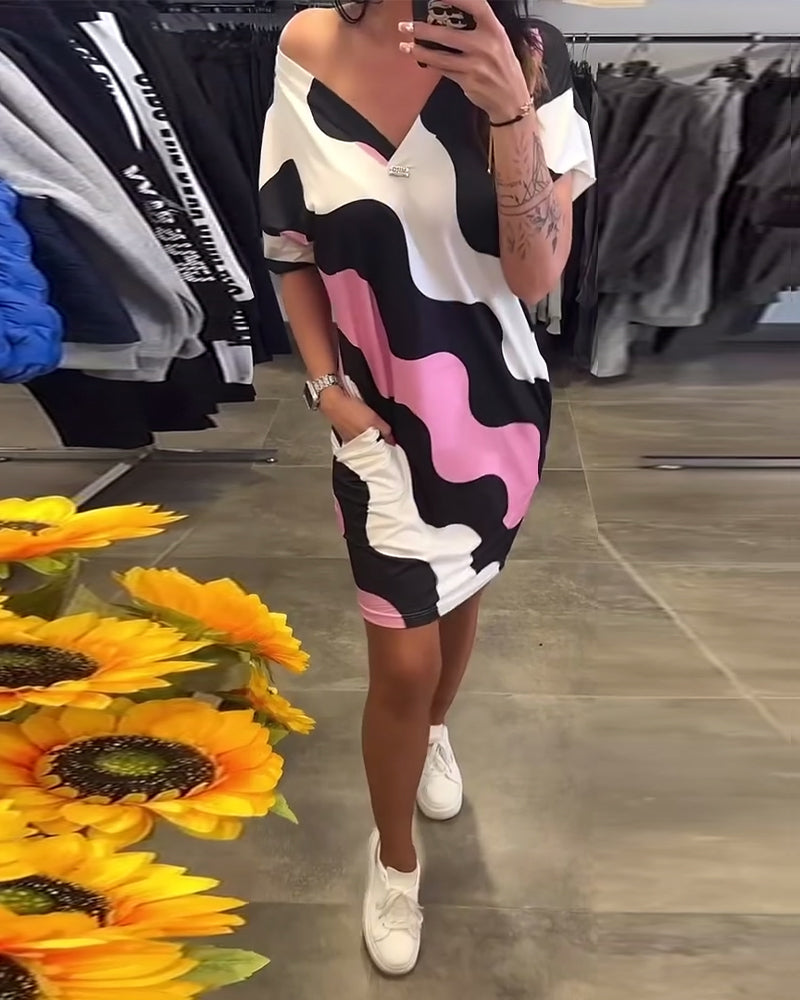 Šaty s výstrihom do V a vlnitým vzorom-SK