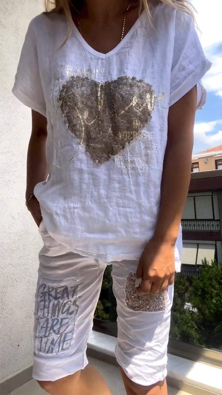 Traje casual de dos piezas con escote en pico y relieve dorado.-ES