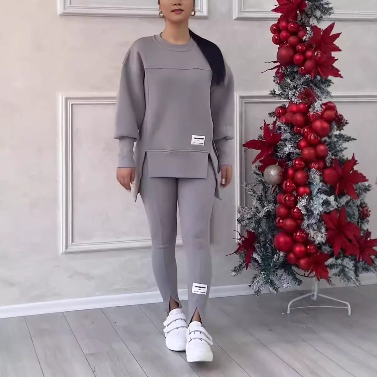 Netaisyklingo stiliaus komplektas, kurį sudaro ilgarankovis margintas džemperis ir tamprės.-LT