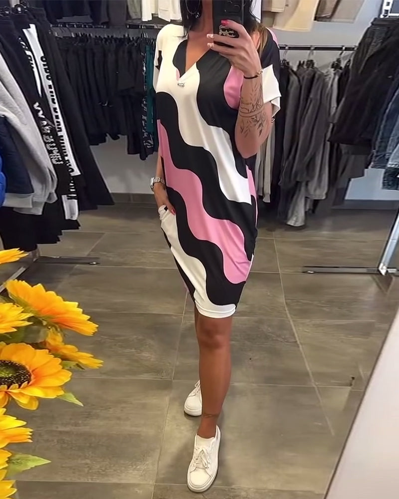 Šaty s výstrihom do V a vlnitým vzorom-SK