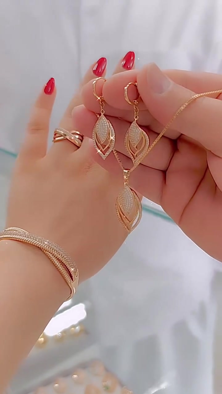 Stilingas ir universalus rinkinys, susidedantis iš trijų dalių: apyrankės, žiedo ir kaklo papuošalo.-LT