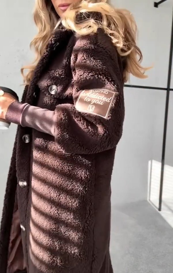 Moteriškas megztas ilgarankovis šiltas kailinis paltas su gobtuvu ir sagomis žemyn-LT