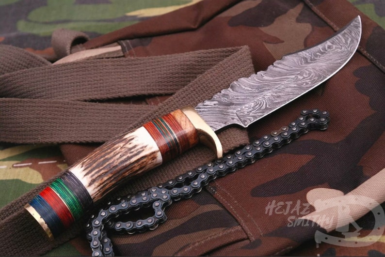 Rankų darbo peilis lupimui iš Damasko plieno, 15 cm ilgio, su rago rankena.-LT