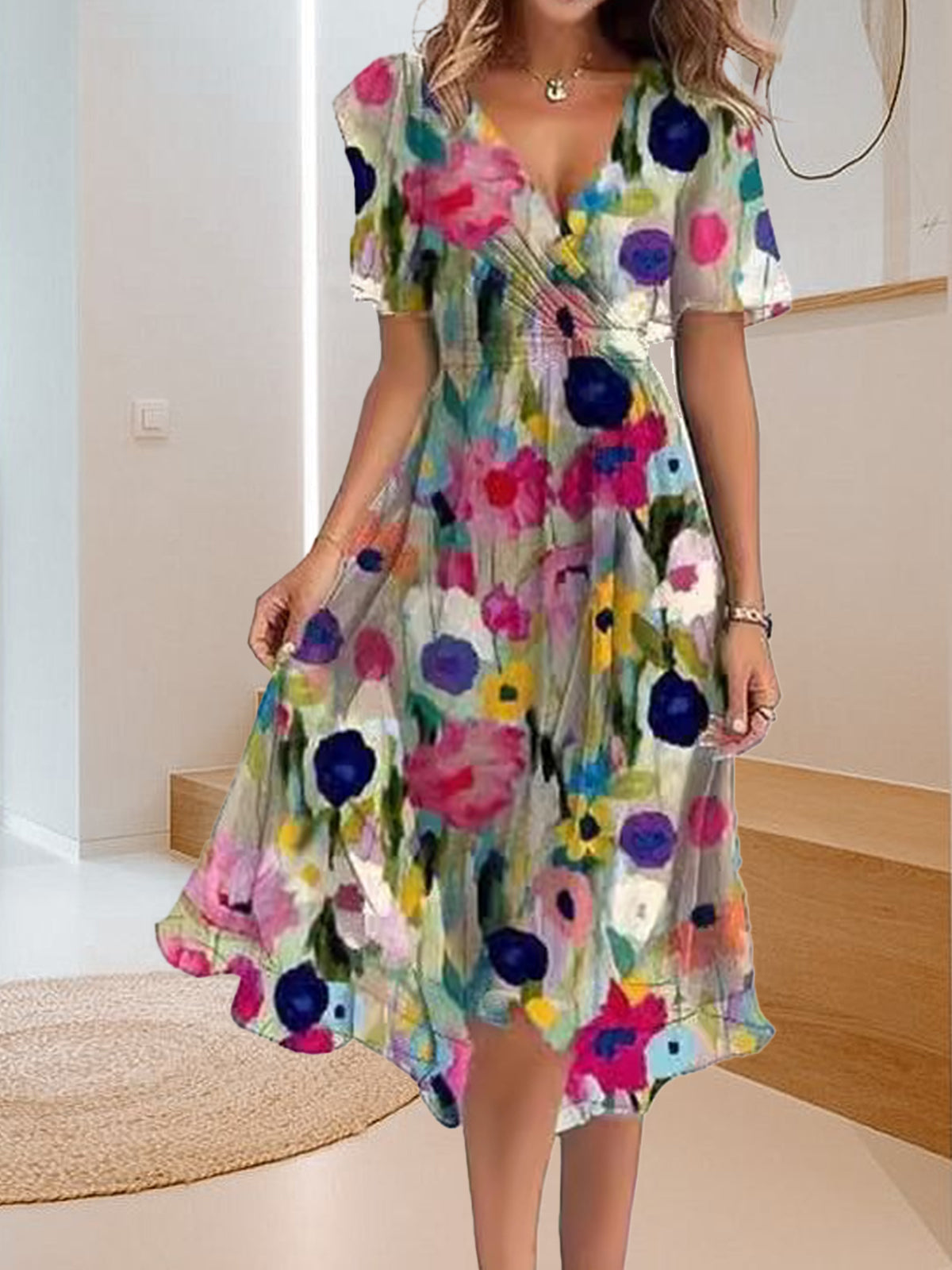 V formos iškirpte paprasta laisvalaikio suknelė-LT