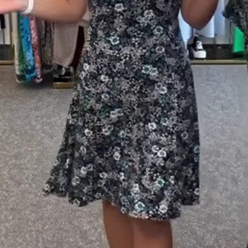 Moteriška laisvalaikio suknelė su gėlių raštu aplink kaklą-LT