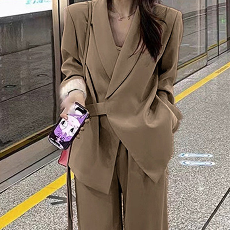 Dviejų dalių moteriškas komplektas – švarkas su raišteliu priekyje ir plačios kelnės-LT