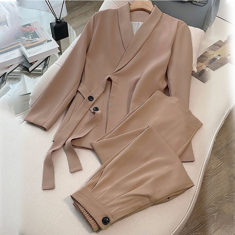 Dviejų dalių moteriškas komplektas – švarkas su raišteliu priekyje ir plačios kelnės-LT